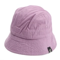 Dettaglio del cappello a secchiello in cotone viola con etichetta laterale e trama del tessuto - M (56-58cm) / Rosa