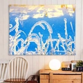 Arazzo con paesaggio forestale innevato appeso a una parete in legno bianco decor - 150x130cm / Neve Invernale Azzurra