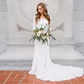 Robe de mariée élégante en dentelle blanche à manches longues avec col en V et traîne - S / Ivoire