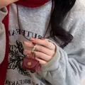 Dettaglio di una collana mini pochette in pelle bordeaux con bottone a pressione - 17# Mini Borsa Appesa in Pelle Rosso Vino (HN9668)