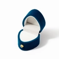 Dunkelblaue Herz-Ringbox aus Samt mit weißem Inneren und goldenem Kugelverschluss - Herz / Dunkelblau