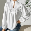 Detail van witte blouse met lange mouwen, ruches V-hals en geplooide borstontwerp - S / Wit