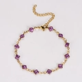 Dettaglio di un bracciale dorato con ciondoli quadrati glitter viola e catena regolabile - Viola
