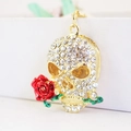 Goldener Totenkopf Schlüsselanhänger mit Kristallen und roter Rose Anhänger - Dunkelrot