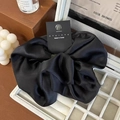 Elegante oversized zwarte zijden scrunchie met kant op een minimalistisch dienblad - Zwart