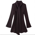 Elegantes lila Satinkleid mit Ausschnitten an den Schultern und schickem Halstuch - XS / Rotbraun