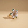 Anello a fiore dorato con petali in smalto bianco, perline blu e cristalli lucenti - Anello / Oro