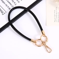 Dettaglio di cinturino in pelle PU nera da 6mm con chiusura a molla dorata e componenti in lega - Ciondolo (K4205) / Nero