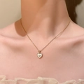 Collar delicado con colgante de corazón dorado, interior blanco y circón central - Corazón de Concha (WG-1051)