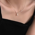 Collana minimalista in argento S925 con pendente a goccia indossata su modella - Goccia d'acqua Geometrica Sinuosa (XL1658)