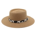Dettaglio cappello di paglia con fascia motivo mucca e fibbia in metallo argento - M (56-58cm) / Cachi