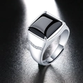Primer plano de anillo para hombre con obsidiana negra y detalles de diamantes - Abierto Ajustable / Estilo C-Piedra Cuadrada Lateral CZ