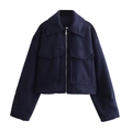 Détail de veste courte bleu marine avec poches à rabat et fermeture à glissière métallique - Bleu foncé