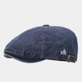Detalle de gorra newsboy de mezclilla azul con hebilla de latón y textura vintage - Ajustable / Azul marino