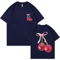 T-shirt in cotone blu scuro ampia con stampa di ciliegie e nastri rosa distesa - S / Blu navy