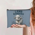 Detalle del neceser de lona azul claro con diseño de cordero y texto Lamb Bombing - Lamb Bombing Azul Claro (jiayingpbb0439)