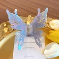 Schillernde lila Schmetterling-Haarklammer mit Goldfeder und hohlem Flügel-Detail - Irisierendes Blau