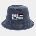 Détail de la broderie Free Palestine et du drapeau sur un bob en coton bleu délavé - Bleu marine