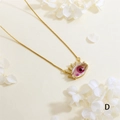 Dettaglio della collana occhio del diavolo dorata con ciondolo in zircone su fiori - Rosa Viola - Catena Box Dorata