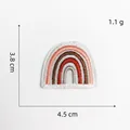 Detailweergave van de geborduurde regenboogpatch met afmetingen 4,5cm x 3,8cm en 1,1g gewicht - Stijl 2 Regenboog