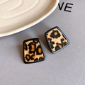 Vista macro degli orecchini a trapezio vintage con stampa leopardata e cornice nera opaca - Silver Earring Post - Orecchino a bottone leopardato trapezoidale nero e marrone (3#)