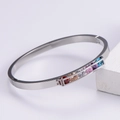 Dettaglio del bracciale argento aperto con sei zirconi rettangolari colorati effetto arcobaleno - Bracciale Color Argento Con Pietre Multicolore / Argento