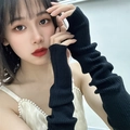Close-up of the ribbed knit texture and elastic stacking effect on black arm sleeves - Black