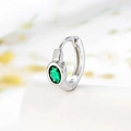 Orecchino a cerchio in argento con zircone verde ovale e dettagli raffinati sui bordi - Verde (Pezzo Singolo)