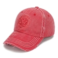 Detalle de gorra de béisbol roja lavada con bordado de NY y acabados de efecto desgastado - Rojo Lavado