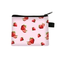 Monedero rosa con estampado de fresas, cremallera metálica negra y gancho lateral - Fresa Rosa