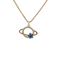 Exquisito collar de planeta dorado con circonitas blancas brillantes y estrella azul - Colgante Planeta