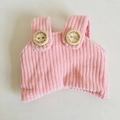 Pinkfarbene Cord-Puppenkleidung mit Holzknöpfen für 17cm Plüschtier-Anhänger - Geeignet für 17cm Anhängerpuppen / Rosa Knopflatzhose / Rosa