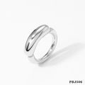 Anello minimalista in acciaio inossidabile argento con elegante design bombato - US 6 / Argento