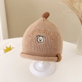 Detailaufnahme der Lucky Bear Bestickung auf der beigen, dicken Baby-Wintermütze - 48-50cm(6 Monate-2 Jahre) / Khaki
