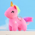 Dettaglio portachiavi unicorno in peluche rosa con corno dorato e criniera colorata - 12cm x 10cm / Rosso