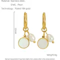 Elegantes pendientes de aro de acero chapado en oro 18K con concha blanca y perla - Dorado