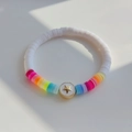 Bracelet en perles Heishi blanches style bohème avec accents arc-en-ciel et étoile dorée - Bracelet Élastique Étoile Arc-en-Ciel en Argile Blanche