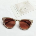 Retro-Cat-Eye-Sonnenbrille mit beigem Rahmen und braunen Verlaufsgläsern - Khaki