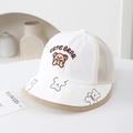 Dettaglio cappello sole neonato con ricamo orsetto e pannelli laterali traspiranti - 50cm (1-3 anni) / Bianco