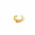 Verstellbarer goldener Edelstahlring mit einem rechteckigen rosa Geburtsstein-Inlay - Oktober (Rosa Zirkonia)