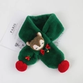 Détail de l'écharpe en fausse fourrure verte avec broderie cerf et pompons rouges - 85x10cm / Vert de Noël