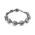Herren Punk Edelstahl Armband mit geschnitzten Totenköpfen und Karabinerverschluss - Dornstachel Totenkopf Stil (KB122861-BDJX)