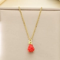 Detalle del colgante de fresa en esmalte rojo en una cadena de acero inoxidable dorada - Fresa Roja con Puntos Dorados (KN292095-Z)