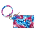Dettaglio portamonete con motivo tropicale, zip dorata e grande anello da polso - Foglie Blu Rosso Rosa