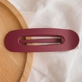 Nahaufnahme der minimalistischen burgunderroten Haarspange mit mattem Finish und Feder - Matt Weinrot