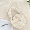 Runde Strohtasche mit bunten Zickzacknähten und einem dekorativen Holzknopf - Regenbogen