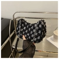 Bolso bandolera de mezclilla a cuadros blancos y negros con flecos y cadena de plata - Cuadros Negros