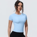 Details des hellblauen, schmal geschnittenen Sport-T-Shirts mit atmungsaktivem Stretch-Stoff - S / Windmühlenblau