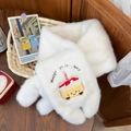Bufanda de felpa blanca con bordado de pastel y texto Happy Every Day en una cesta - Bufanda / Blanco