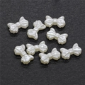 Cuentas de mariposa blanco perlado de resina para bisutería en fondo de piedra - 9*15mm Pajarita Pequeña